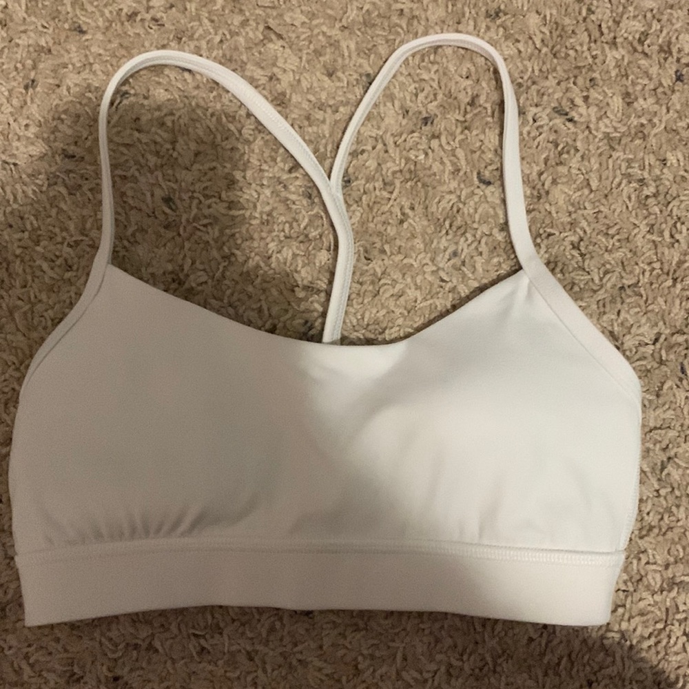 Lululemon sports bra “flow Y Nulu bra” size 4 never worn